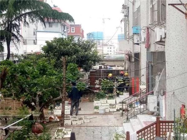 突發(fā)！青島一居民樓發(fā)生爆燃！已造1人死亡，7人受傷！3公里外有震感…
