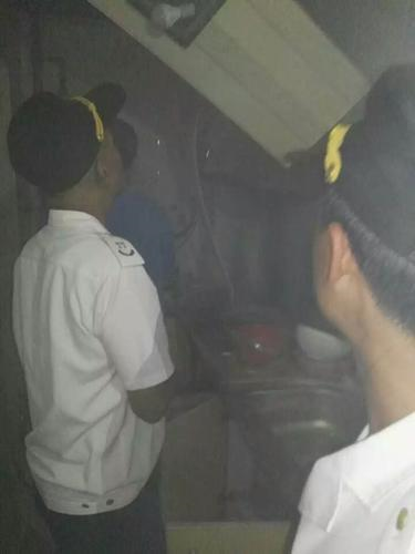 巡防隊員在查看現場